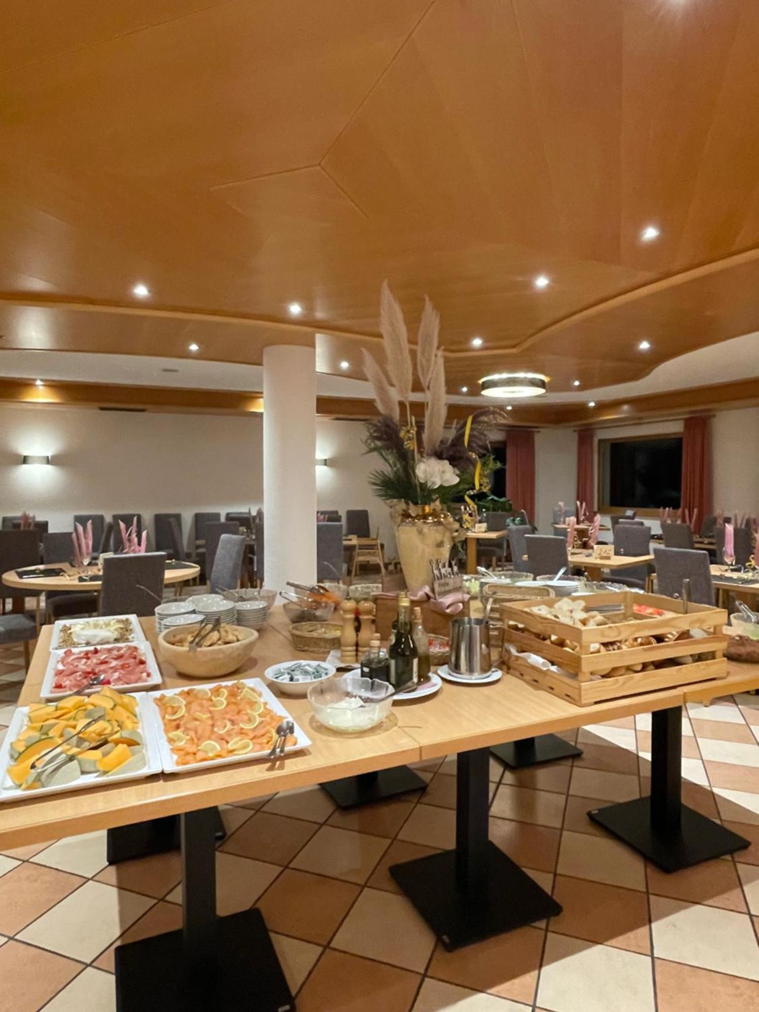 Hotel Larch Campo di Trens Luaran gambar